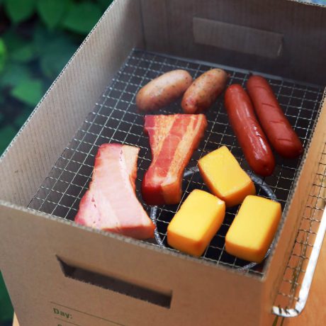 おいしい燻製が、なんと段ボール箱を使って簡単にできちゃう。これであなたもキャンプの達人！