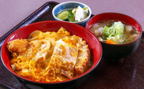 １冊でここまでお得！「ランチパスポート福井Vol.10」は、ランチにスイーツ、新作DVD、お風呂、プレゼント企画と盛りだくさん。