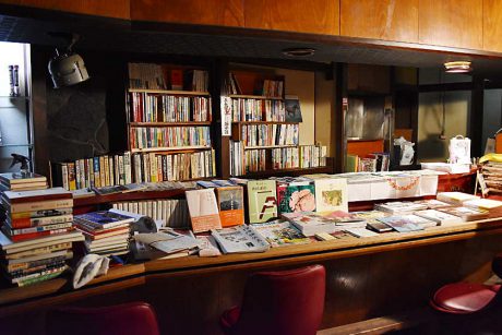 福井駅近く、秘密基地みたいな古本屋「ホシとドーナッツ」に潜入したよ！