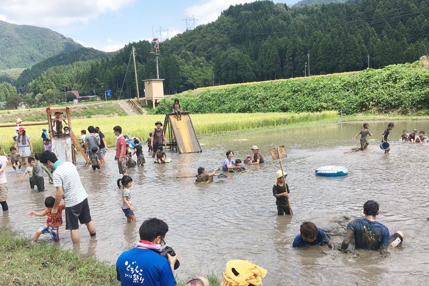 大人も子どもも本気の泥あそび！ 坂井市のちくちくぼんぼんの「どろんこ祭り」に行ってきました。