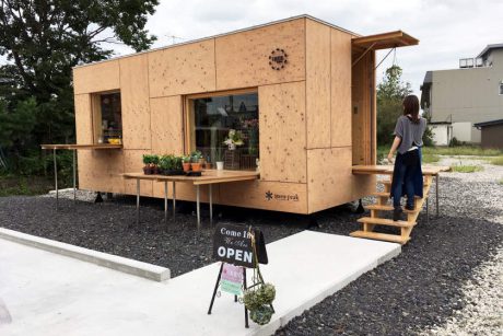 越前市の市街地に現れた“木の箱”の正体は、「LANTEN by flower」というお花屋さんでした。