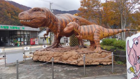 JR越美北線 九頭竜湖駅の広場にいる恐竜の親子たちが冬ごもり。【ちょいネタ】