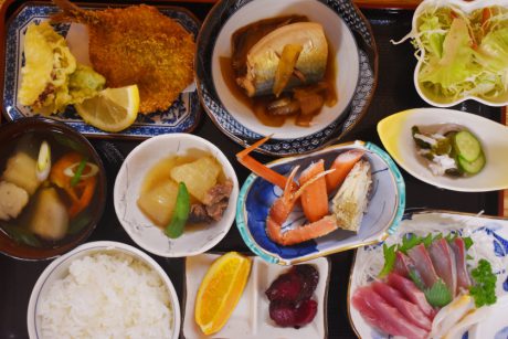 獲れたての魚なら、越前町の「浜のママーズレストおっかや」へ。冬季は定食にカニが付いてるよ！