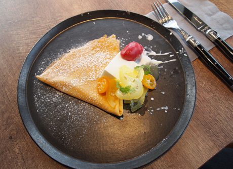 水仙をかたどった美クレープ「ナルキッソス」を愛でて味わおう。 【1月21日まで！】