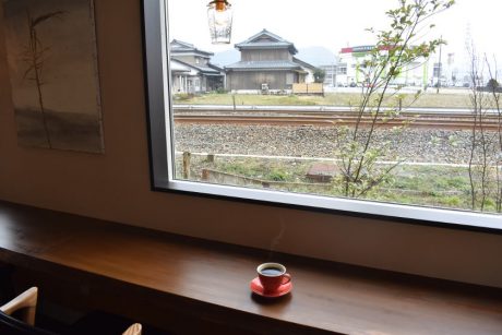 こだわりコーヒーに出合える「coffee shop HONANO」がオープン。線路脇の心地いい空間に癒やされるコーヒー専門店です。