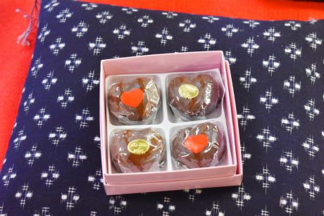 老舗和菓子屋「御菓子司 たつの」の名品「チョコレート万寿」は幸せの味♡ バレンタイン限定のハート型ですよ！