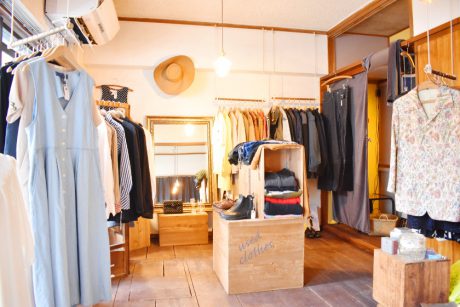 福井市立図書館の前にある小さな古着屋「サブリナ」は、ときめく春物がいっぱい！ デートスポットにもおすすめです。