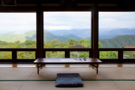 山頂にある天空の宿坊「生雲（いくも）」。心地よい静けさに包まれる一夜を過ごせます。石川・小松市