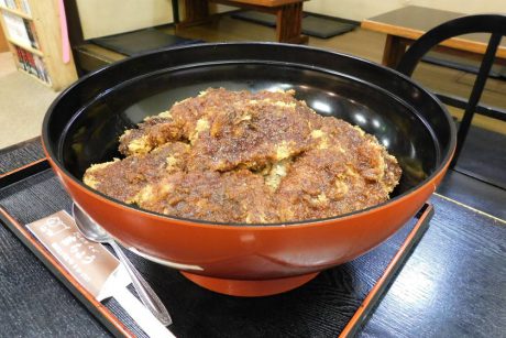俺の胃袋は宇宙だ、 福井のデカ盛りをKOする！ 大食い店チャレンジ録～吉ちょう・「たまげた丼」編～