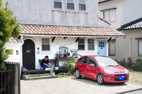 「この家だから、このクルマ」。福井市のカフェオーナー 坪田さんの愛車はシトロエンC3【私とクルマ】