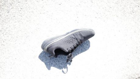 なんでこんな所に！？道路でよく見る”はぐれシューズ”の謎に迫ってみた話。【ちょいネタ】