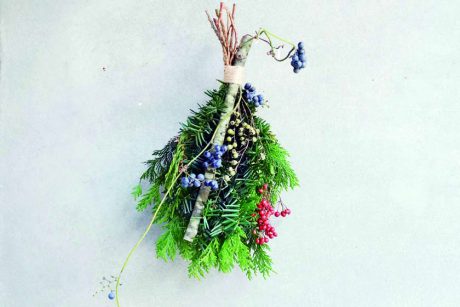 山で見つけた野草でクリスマスのスワッグを作ろう☆