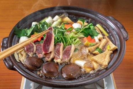 獲れるのは年に約200羽だけ！貴重な「坂網鴨」は鴨の旨味を余すことなく味わえる、冬だけのお楽しみ。