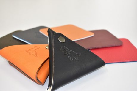 日本を代表するソファメーカー「マルイチセーリング」の本革コインケースとコースターをご紹介します。