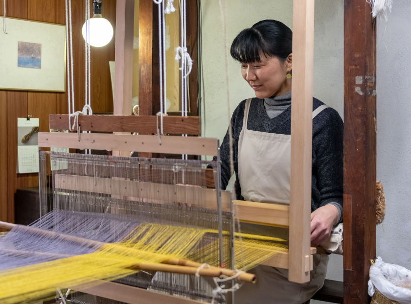 織物職人・嘉村亜紀子さんと「手織り機」【ふくいの人と道具】