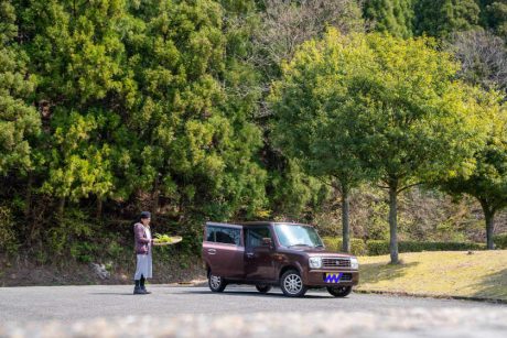 「野草摘みの相棒です」。越前町の薬草ガーデンマスター 吉田さんの愛車はスズキ アルト ラパン【私とクルマ】