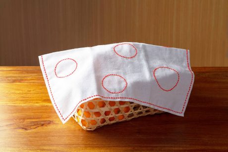 日本伝統の針仕事「刺し子」で花ふきんを作ろう。基本の縫い方と簡単な図案もご紹介します。