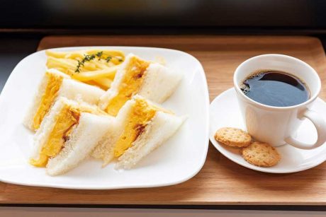 P’s cafe KHAANAA (ピースカフェ カーナ)