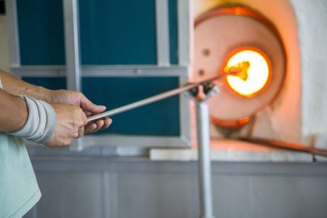 マサ越前も入隊中！ 「越前海岸盛り上げ隊」隊長が営むガラス工房へおじゃましてきました～。【福井よしもと芸人日記】