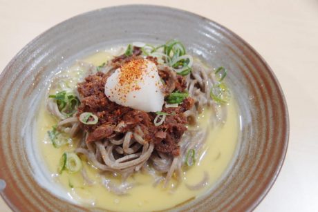 福井の旬の新そばが、さらに美味しく進化! 福井市の福福茶屋で期間限定「へしこペペロンそば」が食べられるよ【ちょいネタ】