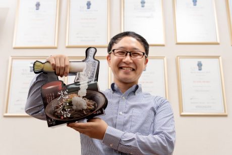 【ふくいデザイン探訪Vol.9・株式会社武生製麺】大根が持ち手になる！ 斬新なデザインのお土産用商品。