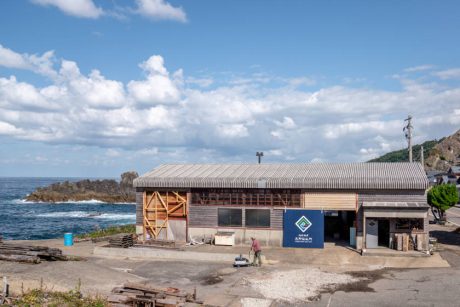 塩づくり体験やおむすびランチを楽しめる！ 越前海岸ドライブの途中に、志野製塩所へ立ち寄ってみよう。