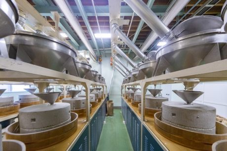 「在来種のおいしさを引き出すことが仕事です」。福井市の齊藤製粉所で石臼を用いた福井ならではの製粉の特徴を教わりました。【そばのうまれる風景】