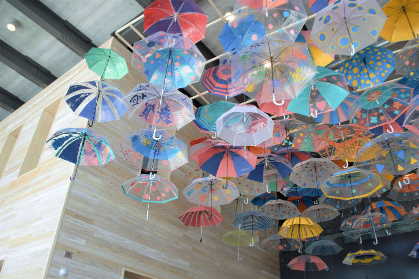 天井を大輪の”傘”が彩る！ 敦賀駅交流施設オルパークで3月末まで開催中の「アンブレラスカイ」を見てきたよ。