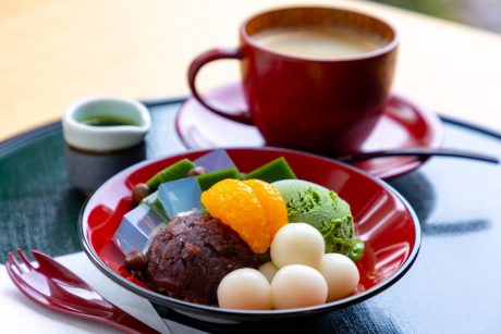 あわら温泉「美松」に誕生した「茶楽かぐや」は、旅館の贅沢な雰囲気の中で、日本茶専門店の極上甘味が楽しめるよ！