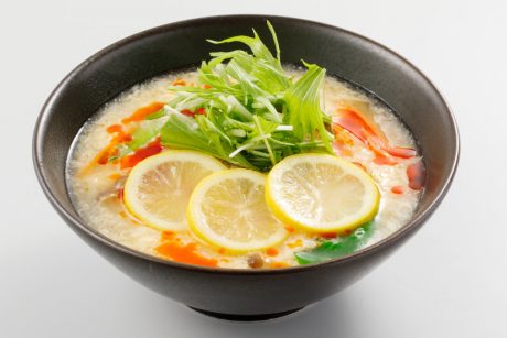 ★受付期間終了★【プレゼントあり】8番らーめんの人気メニュー“サンラー”に新しい味が登場！ レモン果汁×果肉の「レモン酸辣湯麺」、さっぱりしてクセになる美味しさです。