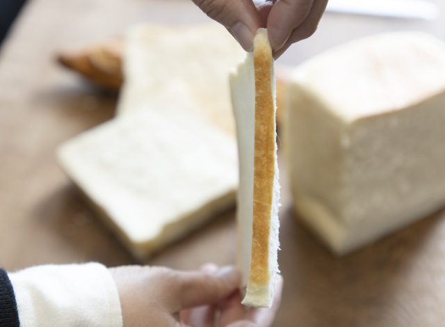 パン切包丁で薄く切れた食パンの画像