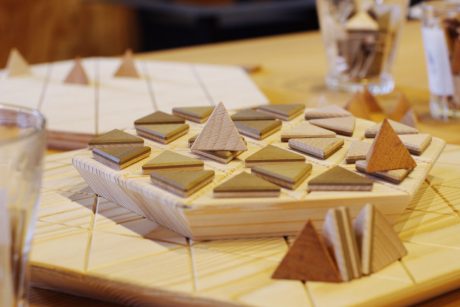 池田町にある「ウッドラボいけだ」で、開発中のオシャレな木製リバーシを体験！ 数量限定の駒づくりワークショップもやってるよ。