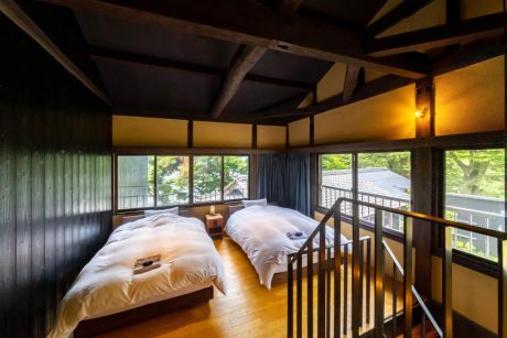 若狭湾の入り江に佇む小浜市の「sea-auberge shitsumi（シーオーベルジュシツミ）」。静かな漁村の一角で、大人の夏休みが過ごせます。