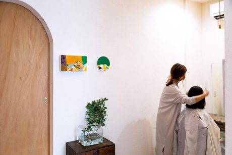 「自分にピタッとくる 色と形を手に入れた。」福井市の美容室toricoに飾られている“青山円「或る山」2015年、2017年”【福井の或る場所のアート】