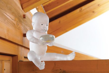 「あの場所を見上げてみて、盃を持って待っているから。」大野市の越前大野駅待合所の天井付近に座っている“松藤孝一・光水球子像 2003年”【福井の或る場所のアート】