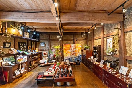 越前の“土もの”を知り、感じる越前町の「ギャラリー土環舎（とわや）」へ。古い蔵の中で、ほっこり優しい時間が過ごせます。