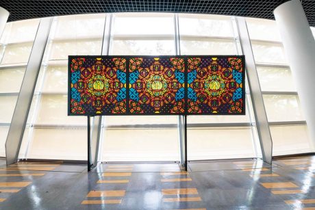 「Aの3番席の壁から ガラス張りの美術館へ。」福井市美術館にある王朝喫茶「寛山」のステンドグラス【福井の或る場所のアート】