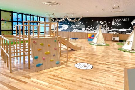 福井県南越前町にオープンした道の駅「南えちぜん山海里」を徹底リポート。直売所や飲食エリア、キッズルーム、長いすべり台まであるよ！