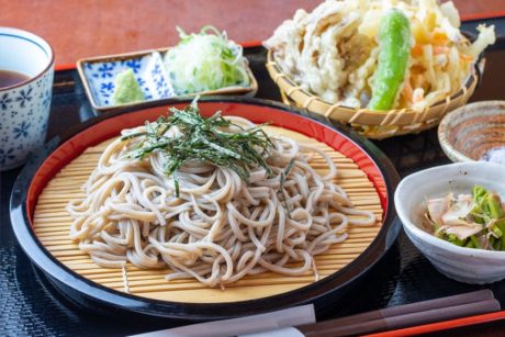 福井県内のそば屋24店舗で、そばのおいしさを追求した「至福のそば」を提供中！ 県外の10店舗でも提供してるよ。