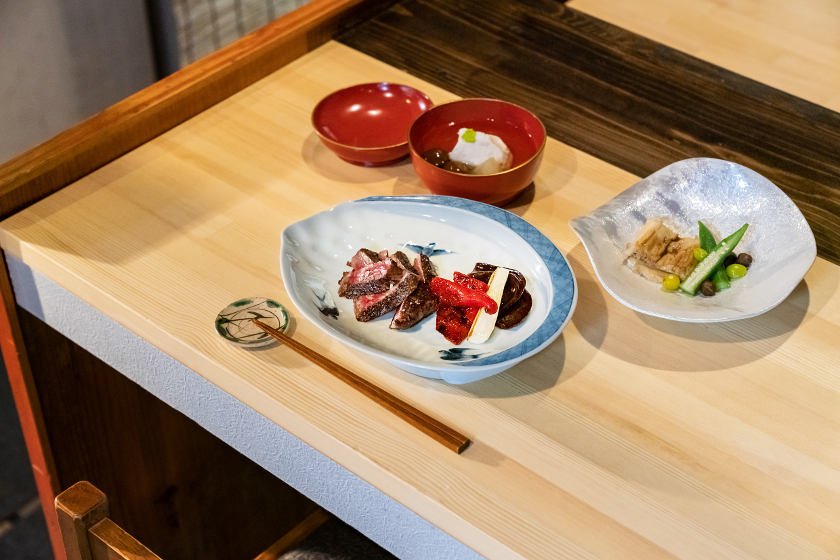鯖江市河和田にある料理店「むつのはな」では、オートクチュールな熟成肉のコースが味わえます。