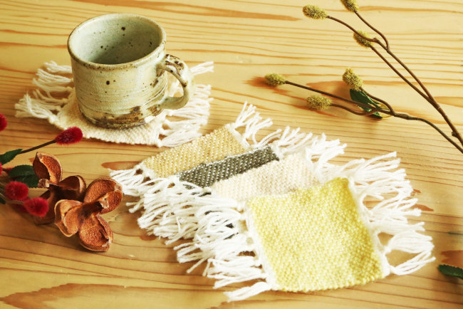 草木染の毛糸で作るコースター メイン画像