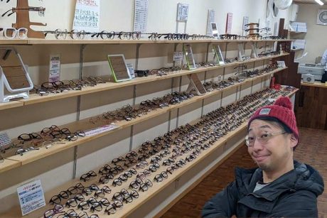 鯖江市で週1日・夜中2時間だけオープンする「SABAE･OPT アウトレット」で、カリマンタンむーちゃんがお得にメガネを買ってきたよ！【福井よしもと芸人日記】