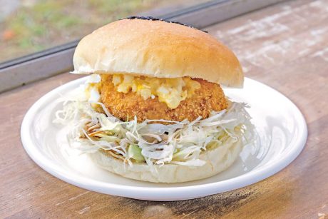 根強いファンが多い逸品。坂井市にある三國湊座の「エビクリームカツバーガー」【ローカル食遺産】