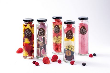 「フルーツそのままの彩りとおいしさを贅沢にトッピング。」福井市のフルコレが手掛ける“フリーズドライフルーツ”【福井メイドの手土産】