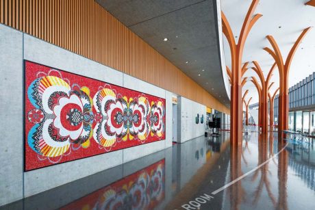 「旧庁舎から新しい体育館へ絵は場所を変えて生き続ける。」福井県営体育館にある“小野忠弘 1973年頃”【福井の或る場所のアート】