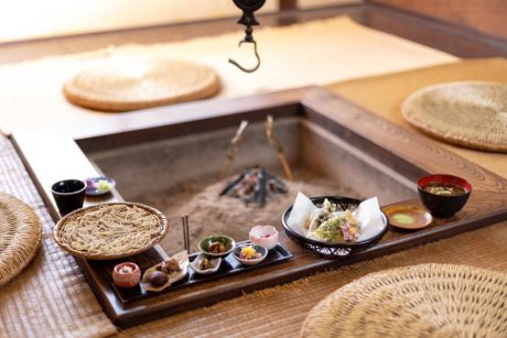 囲炉裏を囲んで山菜や鮎、手打ちのそばを味わおう。創業50年を迎える名店、福井市の山菜料理店「のぎく」をご案内します。