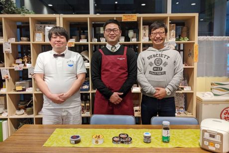 カリマンタンむーちゃんが、福井のお土産専門店「かゞみや」人気商品をランキング！ 【福井よしもと芸人日記】