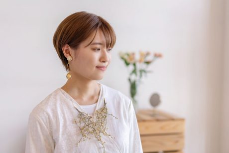 心華やぐ“花モチーフ”のアイテムまとめ。アクセサリーや小物など可憐なフラワーアイテムを装おう。