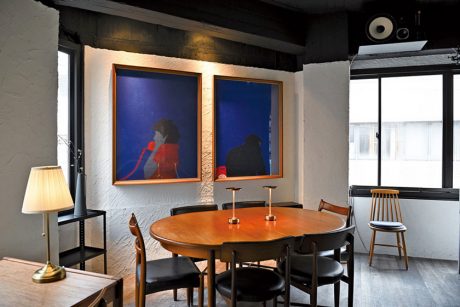 「いつも見守るように店の空気を作る男女。」福井市の十人十色 diningsにある“米谷清和「Phone-女」「Phone-男」1979年”【福井の或る場所のアート】