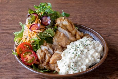 熱烈ファンを抱えるてんこ盛りグルメ。南越前町の本手打ち蕎麦 好好庵の「チキン南蛮」【ローカル食遺産】